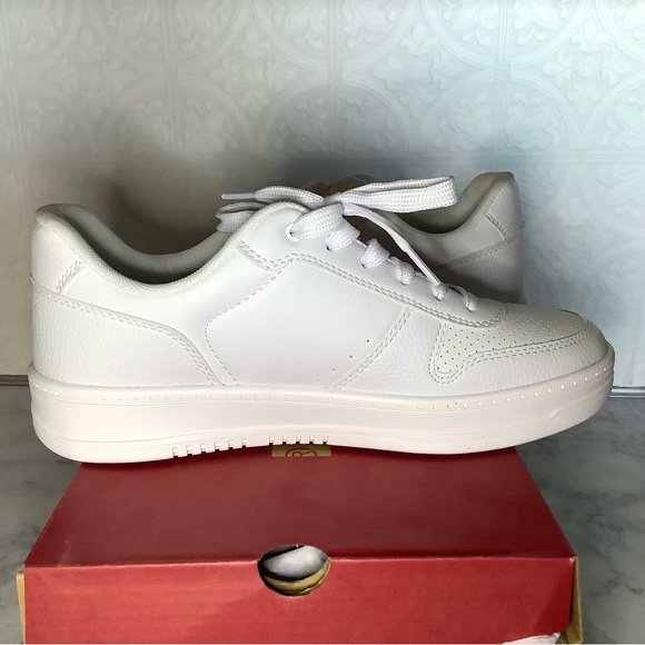 < NEW Women’s Levi’s Drive Lo Monochrome Sneakers > - Picture 4 of 6